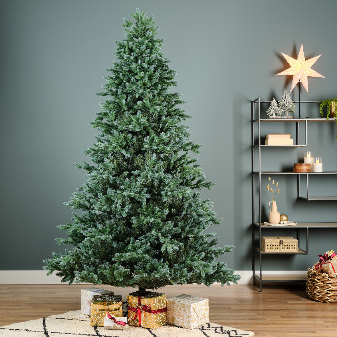 Everlands Trondheim Spruce Christmas Tree 210cm / 7ft 